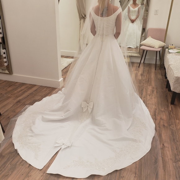 Wedding dress - Picture 3 of 7